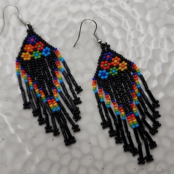 Black Beaded Retro Floral Earrings - Picture 2 of 7